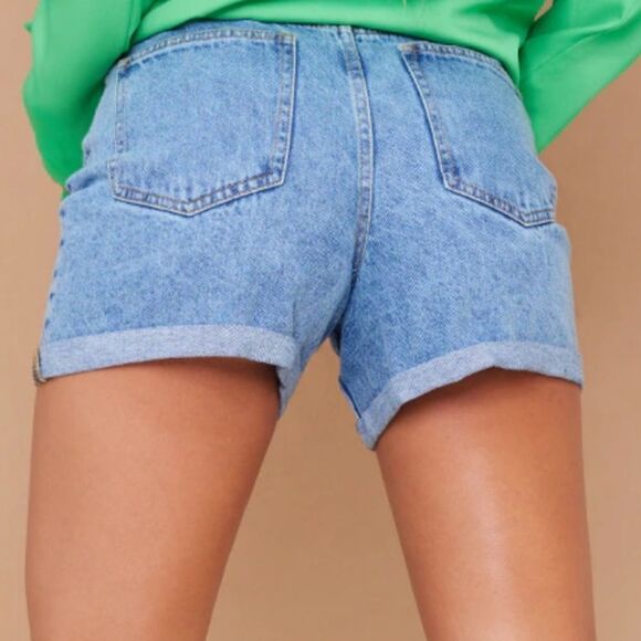 Prettylittlething BlueWash High Waisted Turn Up Mom Denim Shorts SZ 2 NWT IN PKG - Picture 2 of 8